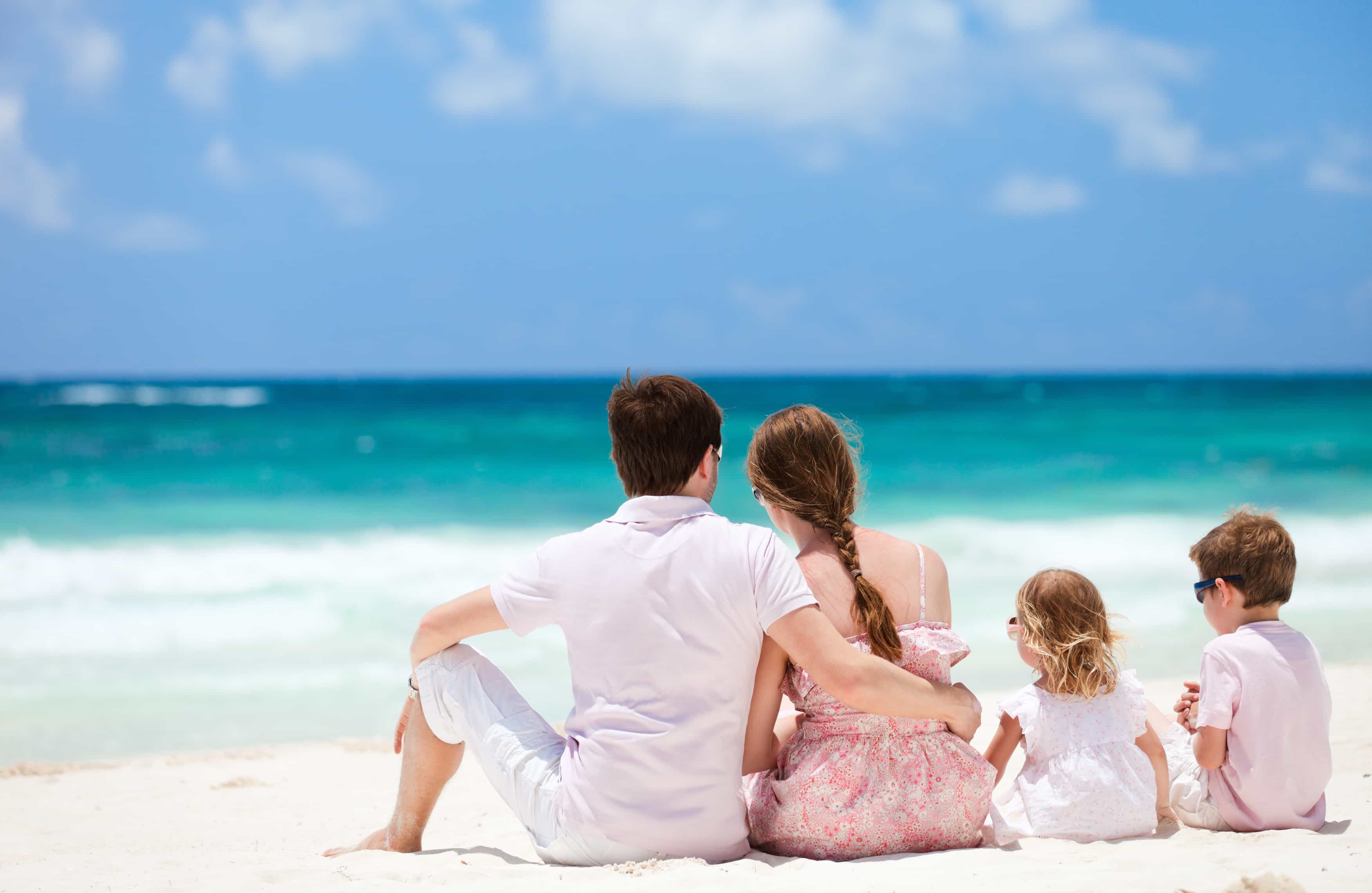 Я мамы папы счастье. Семья на море. Счастливая семья. Семейная фотосессия на море. Красивая семья.