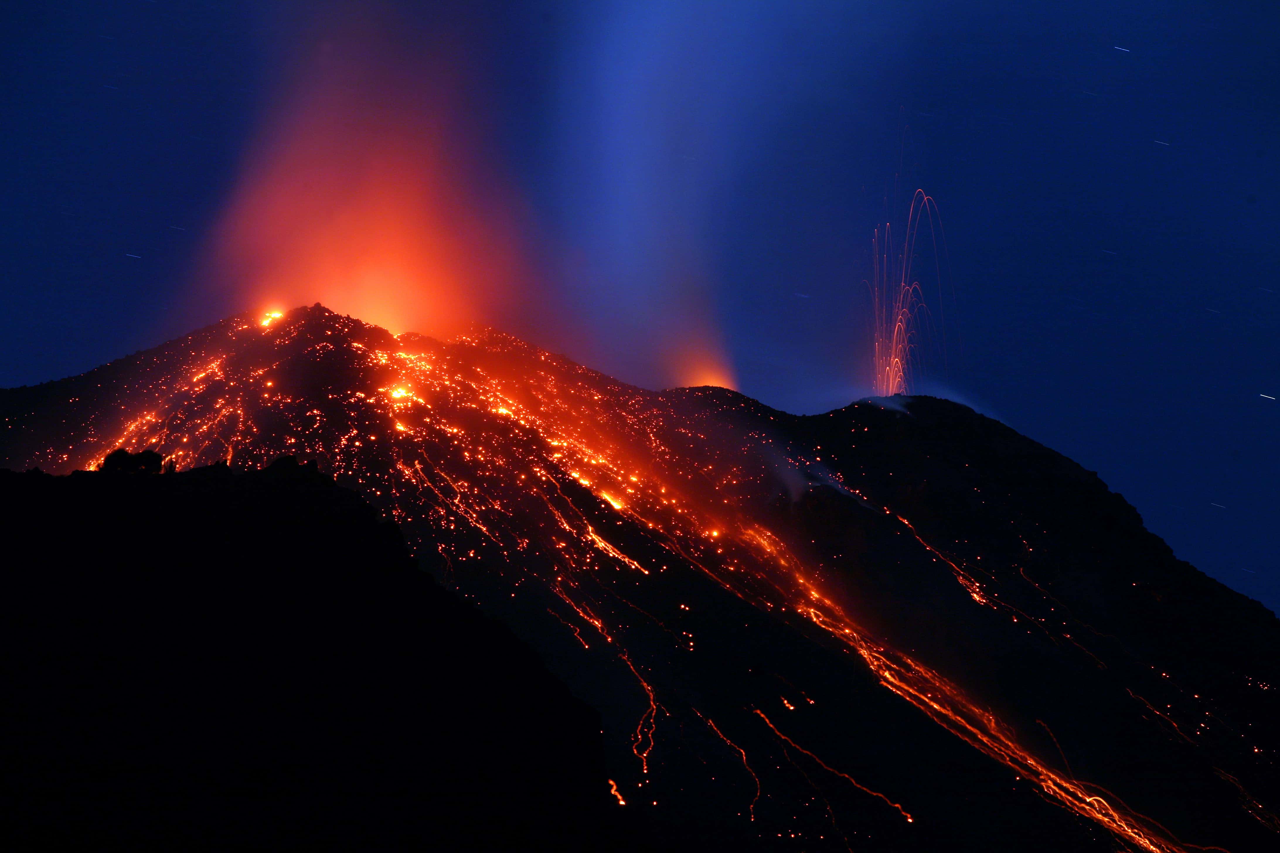 Вулкан кз на андроид. Стромболи вулкан. Вулканы Этна, Фудзияма. Извержение вулкана Этна. Стромболи вулкан лава.
