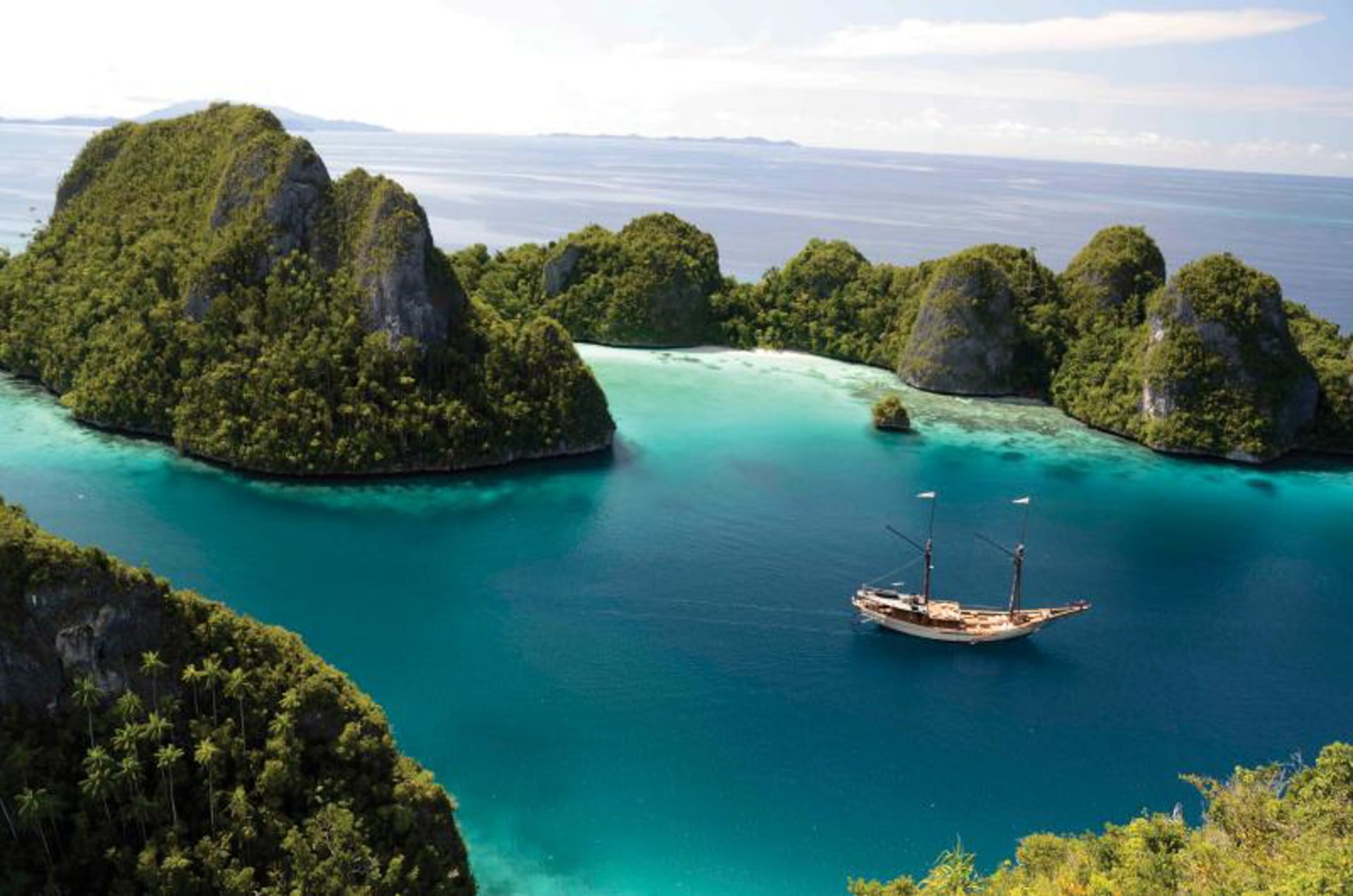 Si Datu Bua yacht in Raja Ampat