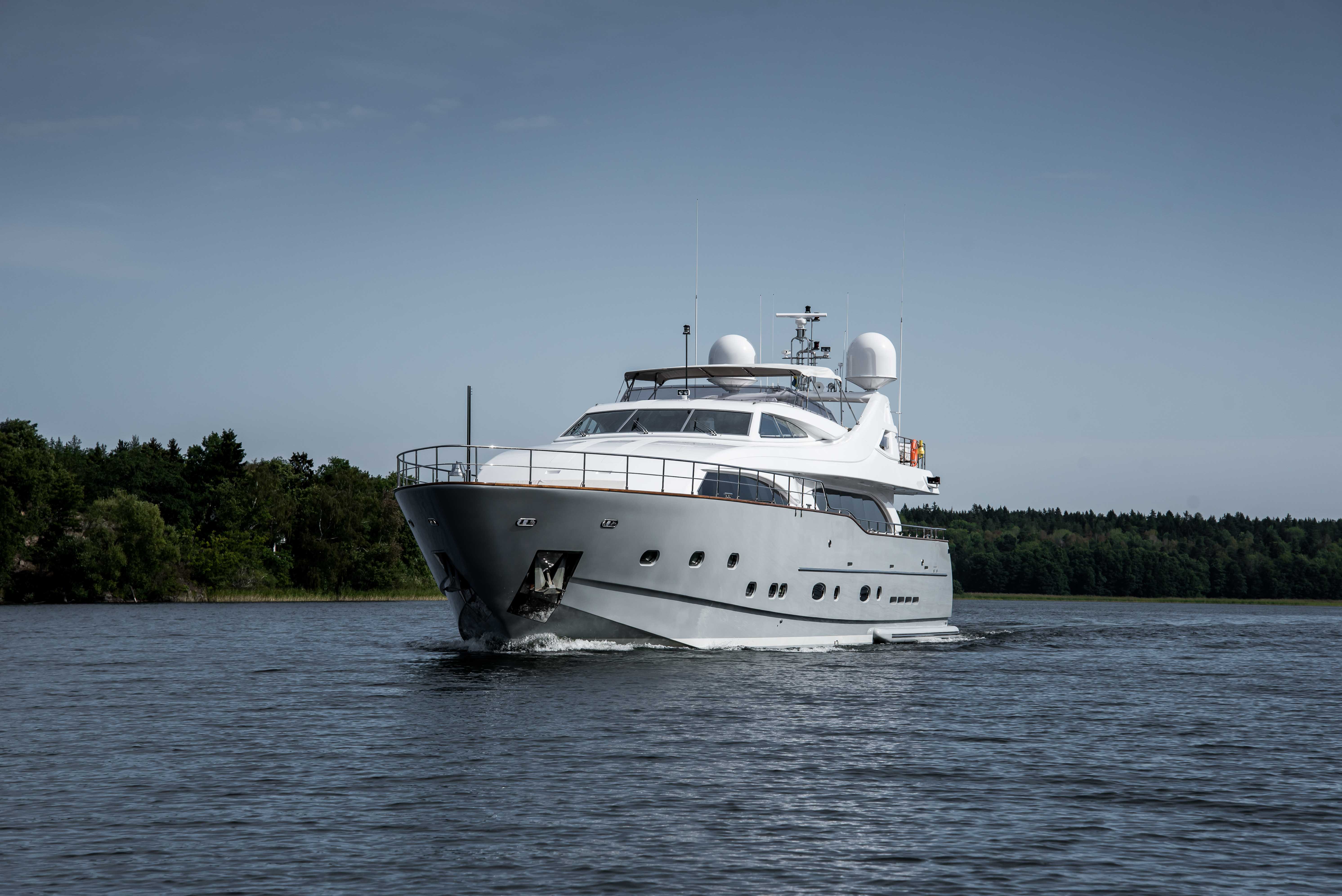 luxury yacht Queen of Sheba underway