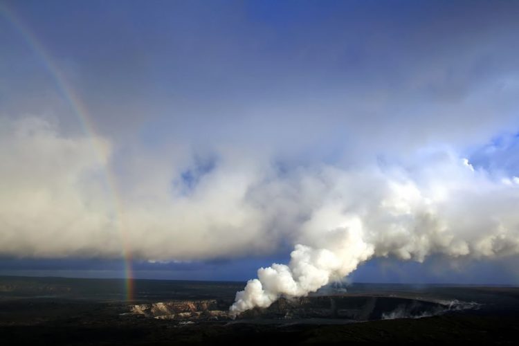 Halema‘uma‘u Crater Mount Kilauea photo by Brocken Inaglory