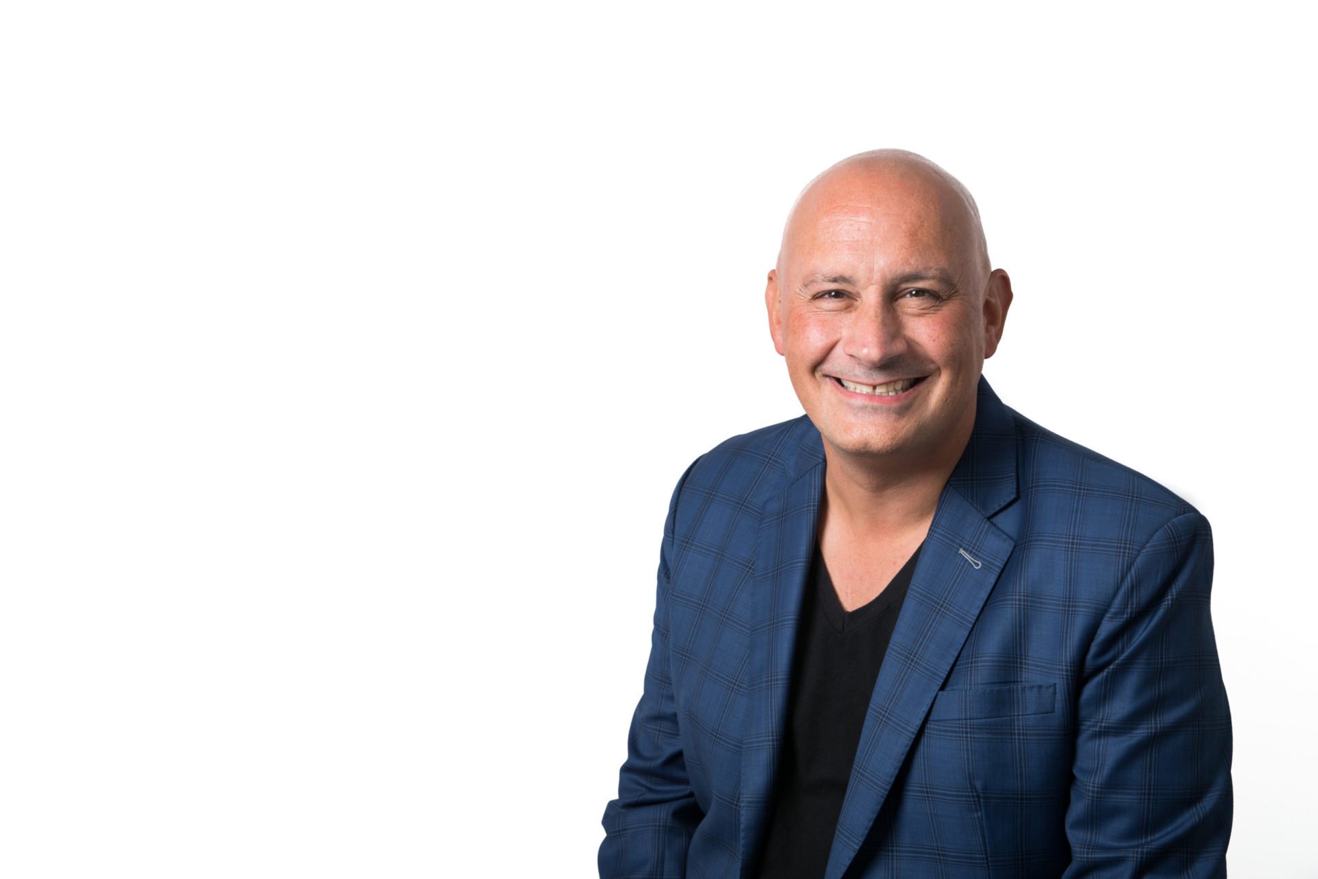 Headshot of Travel TV host, Scott Eddy
